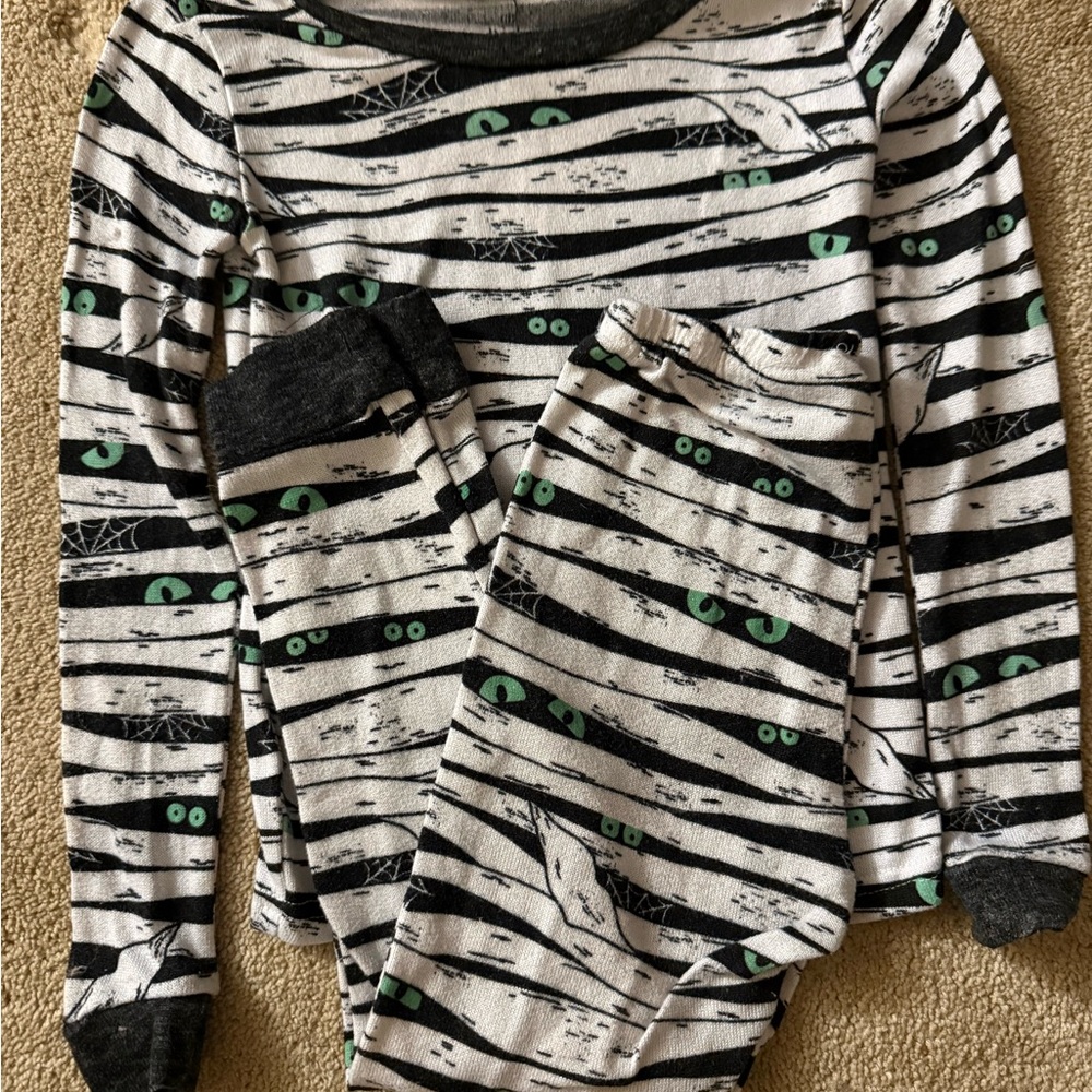 Mummy Pajama Set with Green Eyes size 6